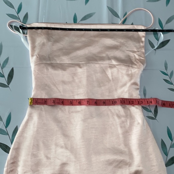 Billie Drape Midi Dress in Blush
superdown - Picture 6 of 7